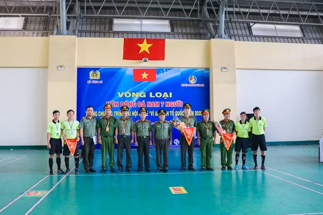Các đơn vị tham gia chụp ảnh lưu niệm tại buổi lễ