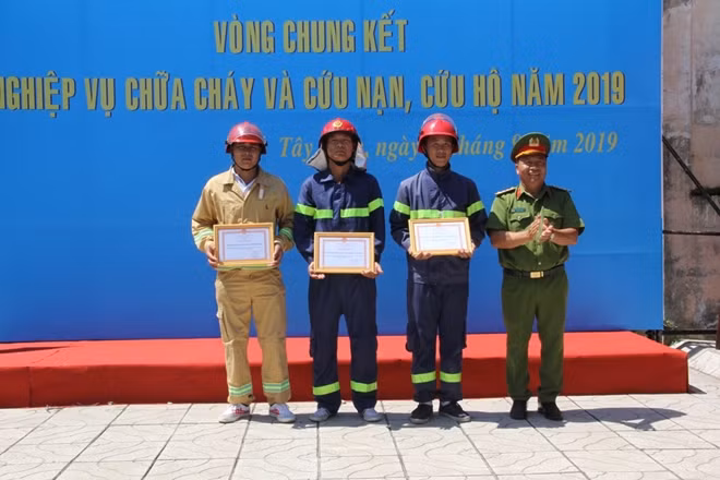 Đại tá Nguyễn Hiệp Sơn trao giải cho các đội thi