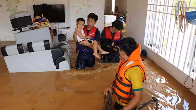 Mất rất nhiều thời gian vượt qua dòng nước lũ lực lượng cứu hộ mới tiếp cận được các ngôi nhà ở xa, bị ngập sâu và đưa người dân lên xuồng cứu hộ