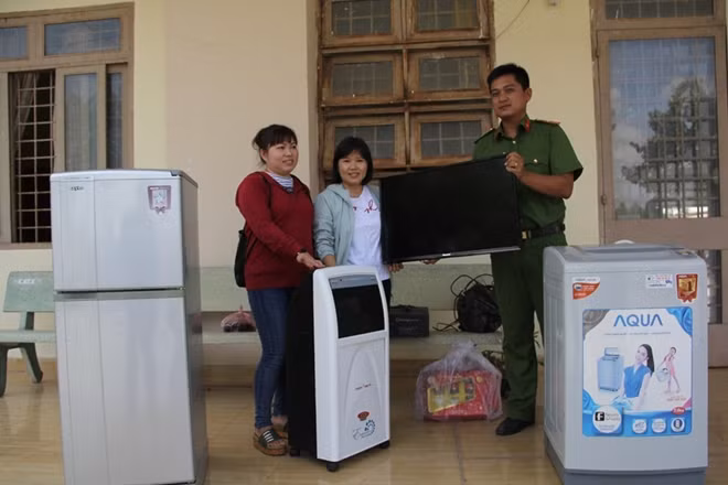 Chị Tâm và chị Thủy vui mừng nhận lại tài sản.