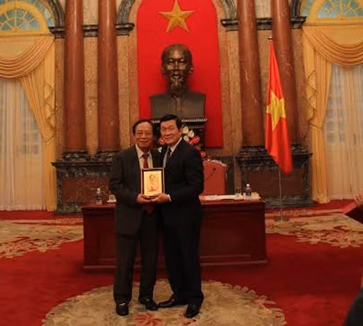 Chủ tịch nước tặng quà và trò chuyện thân mật với các nghệ sĩ.