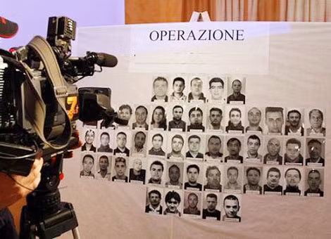 Chiến dịch truy quét và bắt giữ nhiều thành viên thuộc mafia Ndrangheta của cảnh sát Ý. Chiến dịch truy quét và bắt giữ nhiều thành viên thuộc mafia Ndrangheta của cảnh sát Ý.