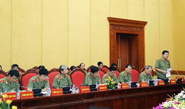 Trung tướng Nguyễn Danh Cộng, Chánh Văn phòng Bộ Công an báo cáo tóm tắt tình hình công tác Công an tháng 8 tại cuộc họp.