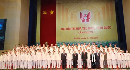 Các đồng chí lãnh đạo Đảng, Nhà nước với đại biểu lực lượng CAND dự Đại hội thi đua yêu nước toàn quốc lần thứ IX.