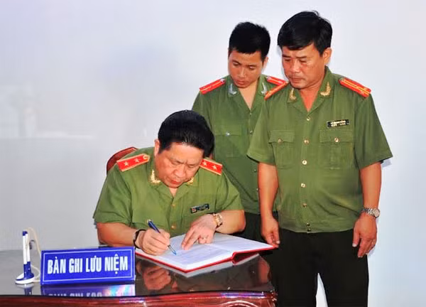Thứ trưởng Bùi Văn Thành ghi sổ lưu niệm tại đền thờ cụ Phó bảng trong Khu di tích Nguyễn Sinh Sắc.
