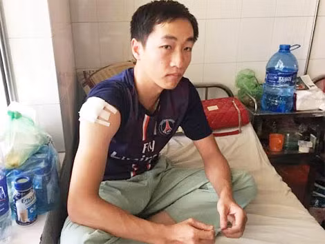 Trung úy Hà Tuấn Nghĩa tại Bệnh viện Đa khoa Lâm Đồng.