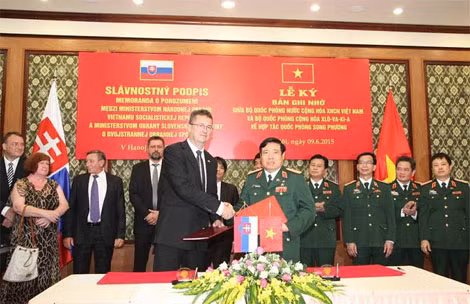 Bộ trưởng Phùng Quang Thanh và Bộ trưởng Martin Glvac ký Bản ghi nhớ về hợp tác quốc phòng song phương giữa hai nước. (ảnh: Hồng Pha).