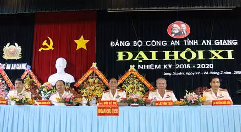 Đoàn chủ tịch Đại hội Đảng bộ Công an tỉnh An Giang nhiệm kỳ 2015-2020.