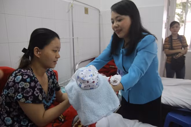 Bộ trưởng Nguyễn Thị Kim Tiến, thăm mẹ con sản phụ tại BVĐKTƯ Cần Thơ.