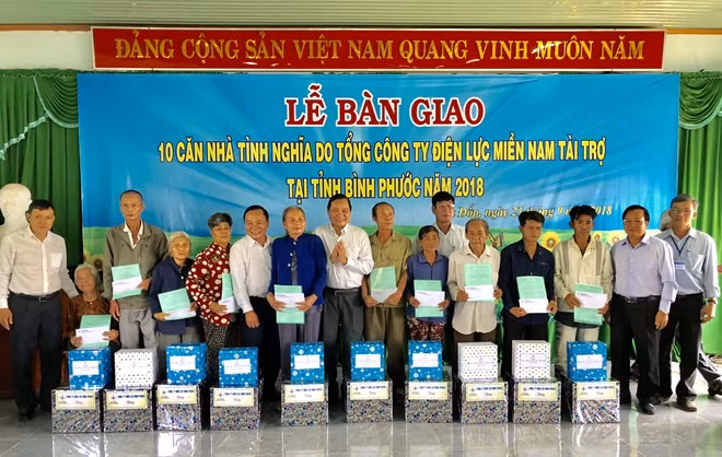 Tổng công ty Điện lực miền Nam, tặng nhà tình nghĩa tại tỉnh Bình Phước.