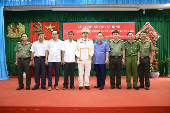 Lãnh đạo tỉnh Sóc Trăng, trao quyết định và chúc mừng Đại tá Phan Văn Ứng, Phó Giám đốc Công an tỉnh Sóc Trăng.