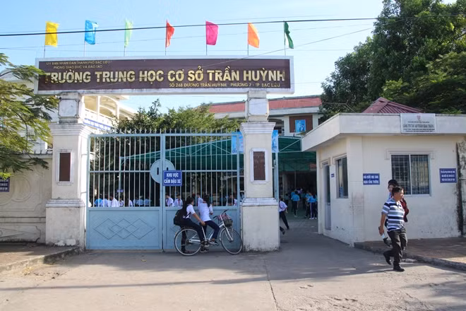 Trường THCS Trần Huỳnh (TP Bạc Liêu), nơi xảy ra sự việc phụ huynh quay clip xúc phạm giáo viên rời tung lên mạng xã hội.