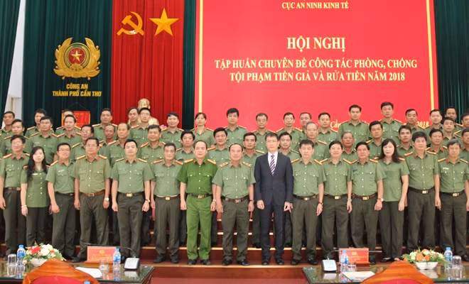 Các đại biểu tham dự Hội nghị chụp hình lưu niệm.