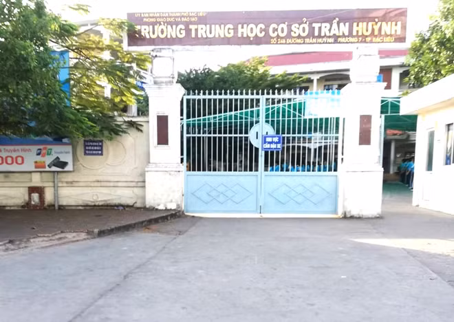 Trường THCS Trần Huỳnh (TP Bạc Liêu), nơi xảy ra sự việc phụ huynh xúc phạm thầy giáo.