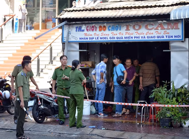 Công an Cà Mau đang khám nghiệm hiện trường vụ cháy.