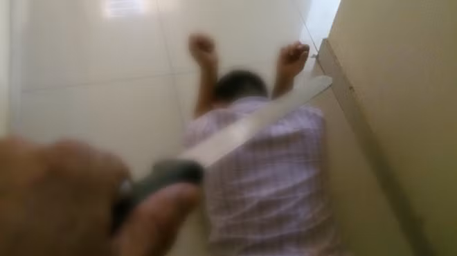 Bị thách thức Cường đã giật mã tấu đâm chết Thông (ảnh minh họa)
