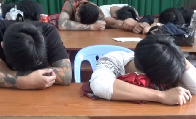 Một số khách sử dụng ma túy được đưa đi kiểm tra nhanh