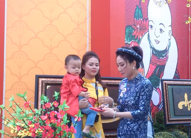 Chuẩn bị đạo cụ ghi lại khoảng khắc xuân về