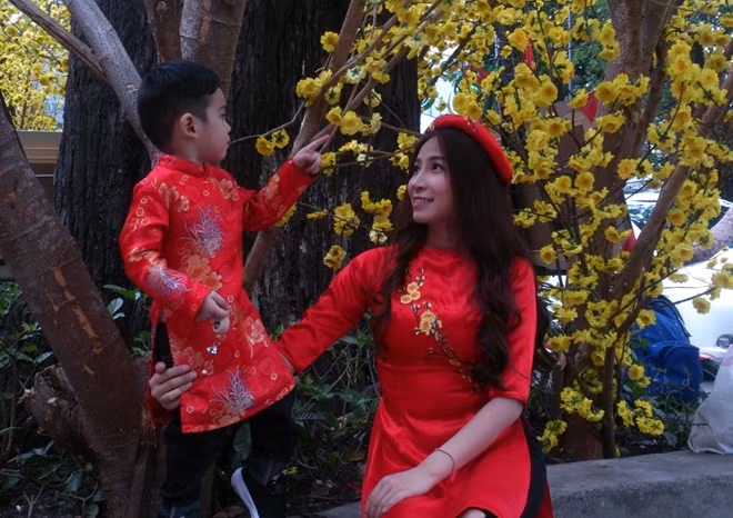 Hai mẹ con tạo dáng bên cội mai