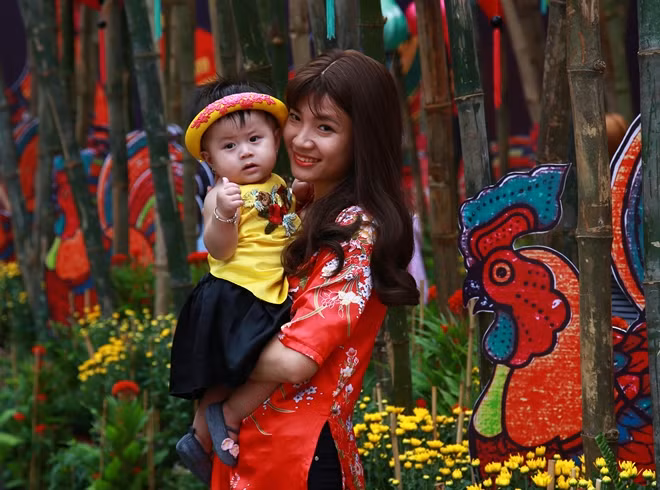 Hai mẹ con trong bộ áo dài truyền thống