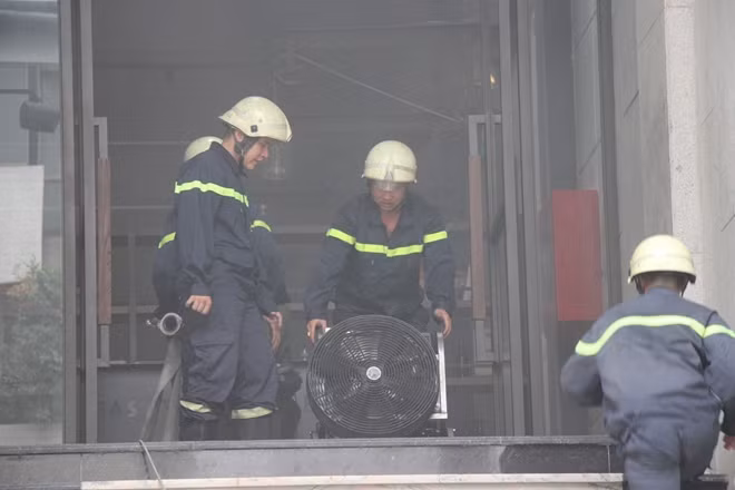 Lực lượng chữa cháy triển khai hệ thống hút khói