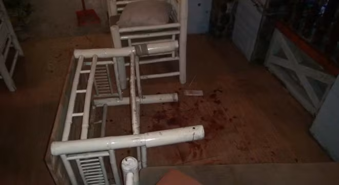 Máu vương vãi trong quán cà phê