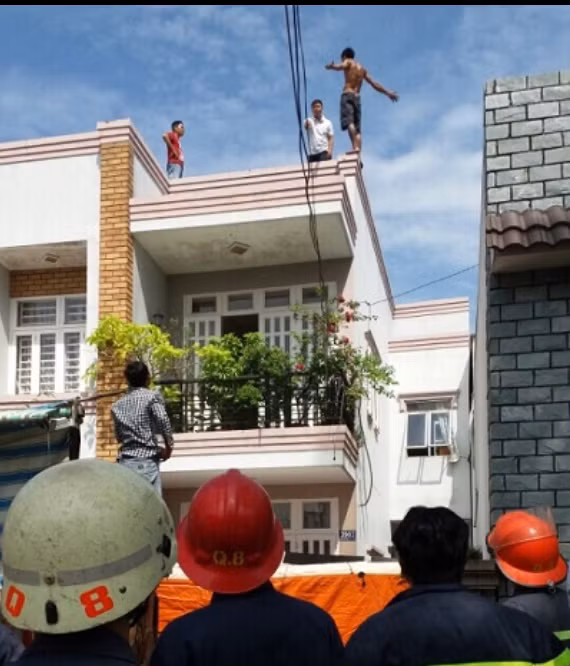 Tiếp cận và đưa đối tượng xuống đất an toàn (ảnh PCCC)