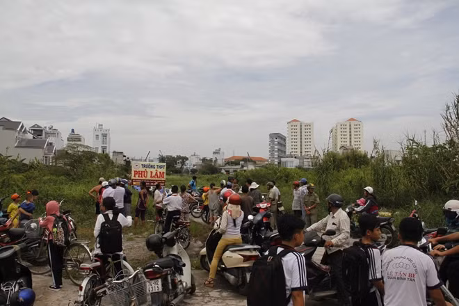 Nhiều người hiếu kỳ vây quanh hiện trường