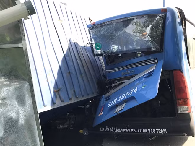 Thùng container đè xe buýt
