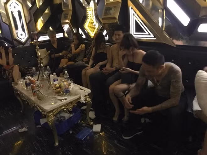 Nhiều khách nam cởi trần trong phòng vip
