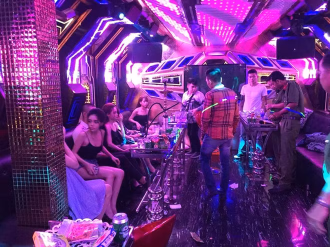 Hình ảnh thời điểm kiểm tra các phòng Vip của nhà hàng