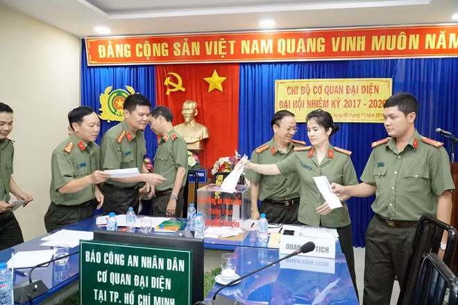 Đảng viên trong chi bộ Báo CAND, cơ quan đại diện báo CAND tại TP Hồ Chí Minh quyên góp ủng hộ đồng bào lũ lụt