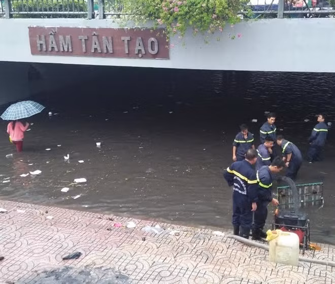 Và tiến hành vớt rác dưới các rãnh thoát nước