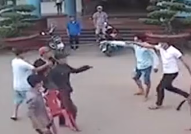 Để giải quyết mâu thuẫn, trọng kéo người mang hung khí đến chém một người trong nhóm Chính trọng thương (ảnh minh họa)
