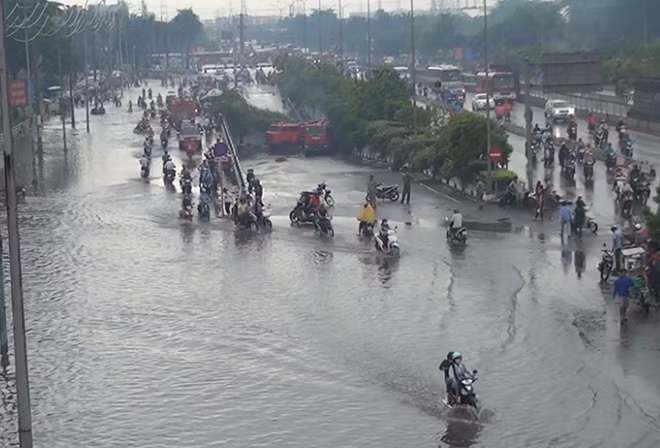 Nước trong cơn mưa lớn gây ngập đoạn QL1 trước hầm chui Tân Tạo