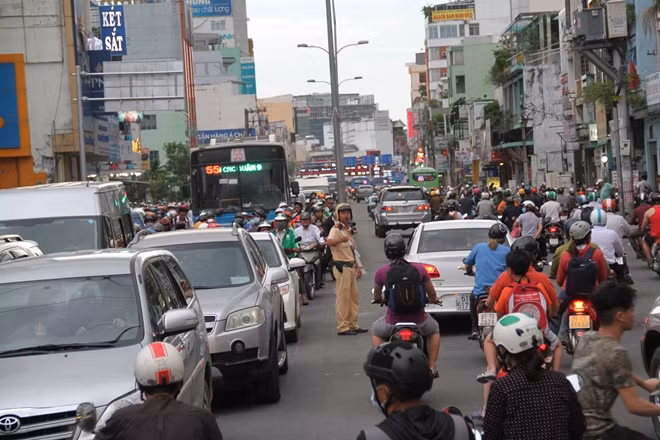 Giao thông bị ùn ứ