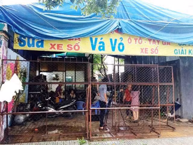 Phía trước nhà ông Vĩnh đã trống trải sau khi thùng container được dời di