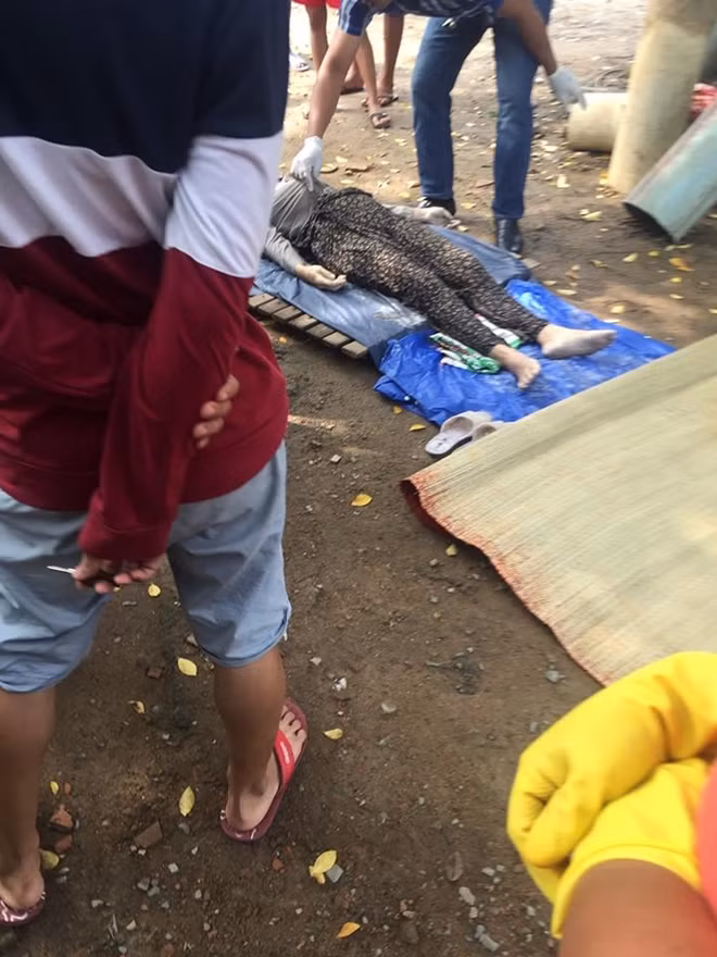 Nạn nhân được đưa lên bờ