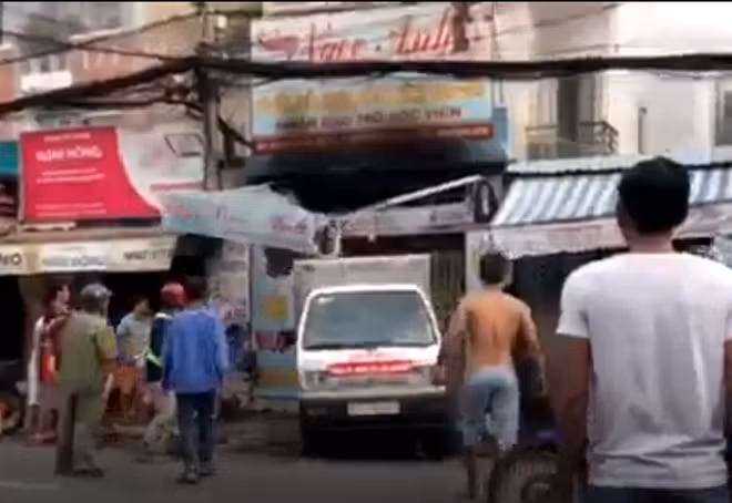 Dùng xe tải phá cửa sắt để cứu người trong đám cháy