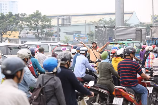 Các tổ CSGT mệt nhoài phân luồng