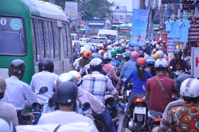 Cửa ngõ đi các tỉnh miền Trung, miền Bắc vẫn còn tình trạng ùn ứ