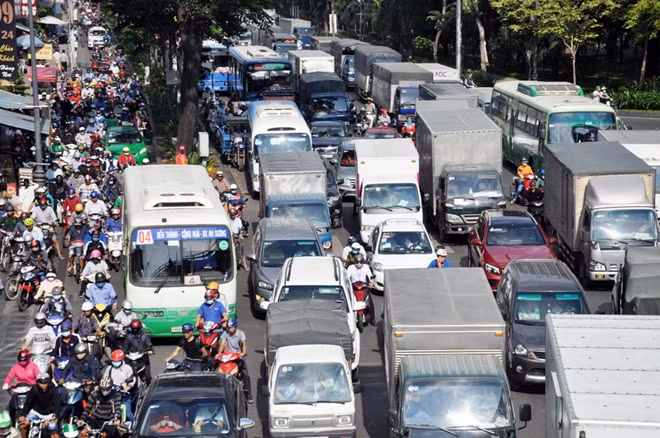 Các tuyến đường quanh khu vực sân bay Tân Sơn Nhất cũng rơi vào cảnh ùn ứ