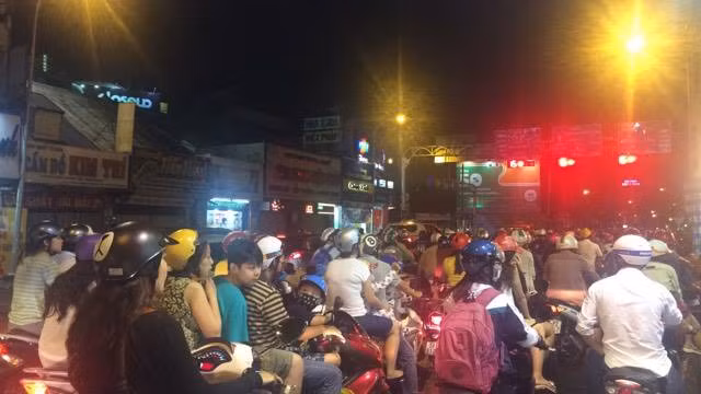 Cơn mưa đả tạnh nhưng nhiều tuyến đường vẫn còn ùn ứ