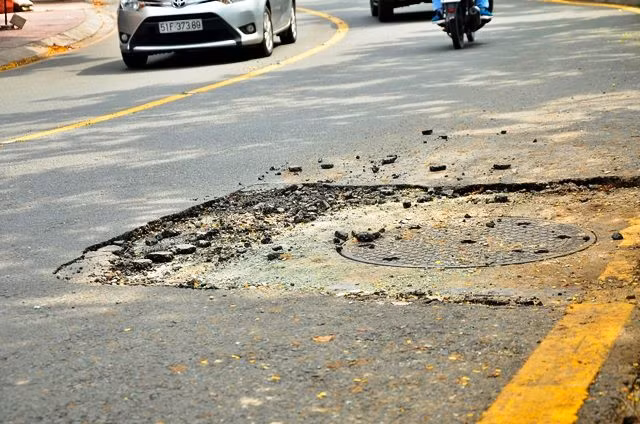 Vụ nổ khiến mặt đường bị bong tróc