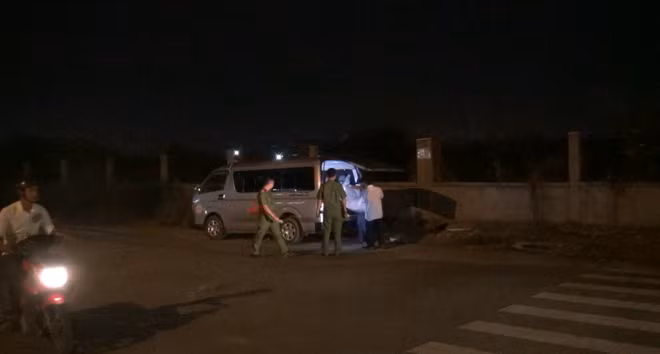 Công an khám nghiệm hiện trường và đưa thi thể ra khỏi hiện trường