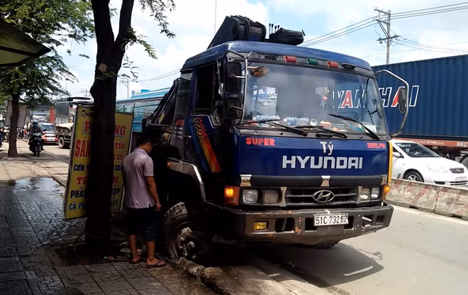 Chiếc xe tải cẩu sập hố ga