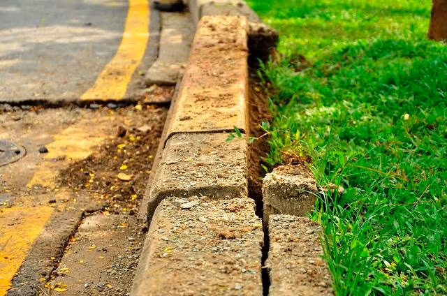 Bó vỉa hè bị bung lên khỏi mặt đất sau vụ nổ
