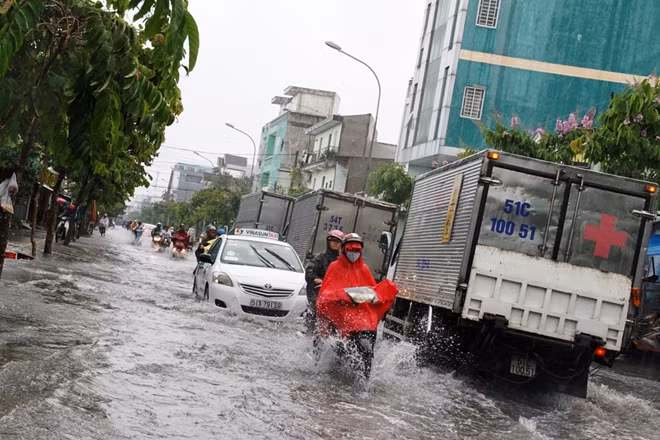 Cơn mưa vào giờ tan tầm nên khiến các phương tiện lưu thông gặp khó