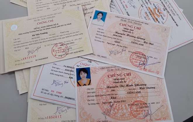 Nhiều văn bằng chứng chỉ giả được Công an Gia Lai thu giữ.