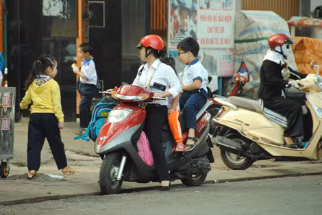 Mặc dù ngay cổng trường là tấm bảng pano quy định đội MBH cho trẻ nhưng nhiều phụ huynh vẫn “phớt lờ”.